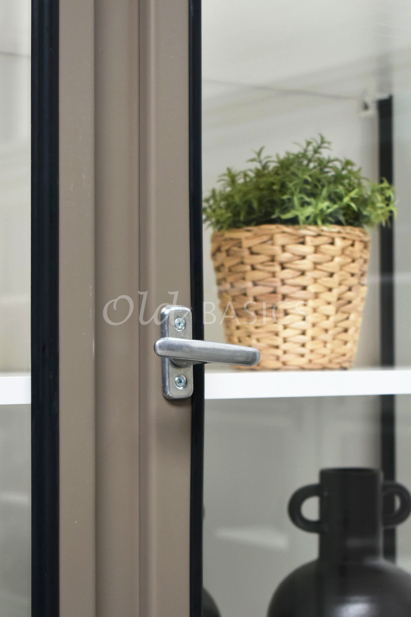 Detail van Apothekerskast Retrique, 3 deuren, RAL7006, grijs, beige, bruin, materiaal staal